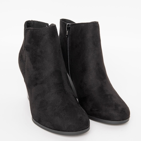 Wedge heel, approximately 2.5 inches tall. Fit small, more like a 9.5. - Picture 3 of 11